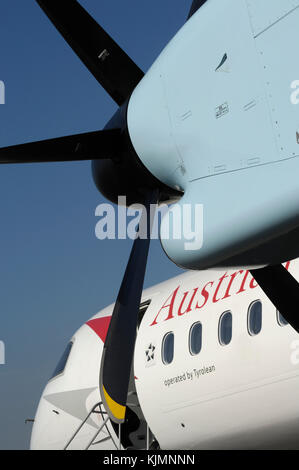 PW150 eine Motorverkleidung, Propeller, Fenster und Windschutzscheibe der Austrian Arrows Bombardier DHC-8 Dash 8-400 Q400 Am 2006 Farnborough Internationa Stockfoto