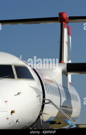 Windschutzscheibe und Heckflosse der Austrian Arrows Bombardier DHC-8 Dash 8-400 Q 400 2006 auf der internationalen Luftfahrtausstellung in Farnborough Stockfoto