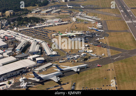 Airbus A380-800, Kingfisher Airlines A320-200, A340-600, die EVA Air Boeing 777-300ER und USAF C-17A Globemaster III in der statischen - Anzeige geparkt am Stockfoto