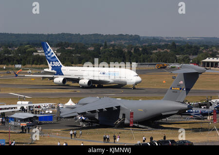 USAF Boeing C-17A Globemaster III in der statischen - Anzeige mit dem Airbus A380-800 hinter rollen 2006 auf der internationalen Luftfahrtausstellung in Farnborough geparkt Stockfoto