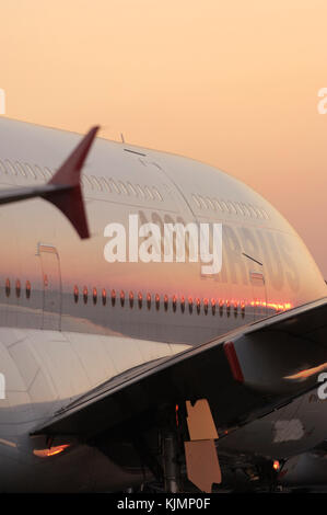 Airbus A380-800 mit der Winglets der Kingfisher Airlines A320-200 in der static-Display 2006 auf der internationalen Luftfahrtausstellung in Farnborough geparkt Stockfoto