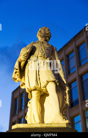 Statue des flämischen Barock Künstler Antoon van Dyck in Antwerpen, Belgien. die Skulptur, die Meir, zeigt Sir Anthony Van Dyck (1599 - 1641) Die Stockfoto