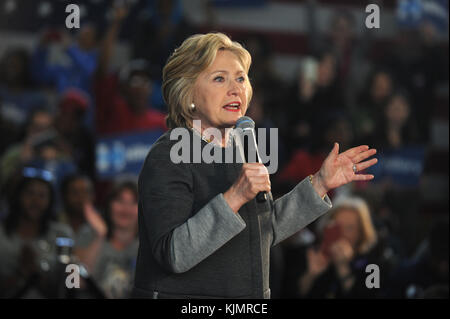 NEW YORK, NY - APRIL 05: Demokratische Präsidentschaftskandidatin Hillary Clinton veranstaltet ein Treffen der Frauen für Hillary Town Hall mit der First Lady von New York, Chirlane McCray und der New Yorker Kongressabgeordneten Yvette Clarke am 5. April 2016 am Medgars Evers College im Stadtteil Brooklyn von New York City. Das Treffen kommt vor dem New York Primary, die am 19. April stattfindet. Personen: Hillary Clinton Stockfoto