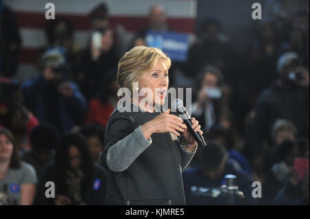 NEW YORK, NY - APRIL 05: Demokratische Präsidentschaftskandidatin Hillary Clinton veranstaltet ein Treffen der Frauen für Hillary Town Hall mit der First Lady von New York, Chirlane McCray und der New Yorker Kongressabgeordneten Yvette Clarke am 5. April 2016 am Medgars Evers College im Stadtteil Brooklyn von New York City. Das Treffen kommt vor dem New York Primary, die am 19. April stattfindet. Personen: Hillary Clinton Stockfoto