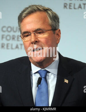 NEW YORK, NY - JANUAR 19: Der republikanische Präsidentschaftshoffnung Jeb Bush spricht am 19. Januar 2016 im Council on Foreign Relations in New York City. Bush hat sich gegen andere republikanische Präsidentschaftskandidaten wie Donald Trump und Sen. Ted Cruz geschlagen. Leute: Jeb Bush Stockfoto