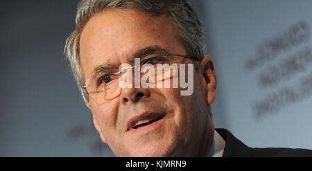 NEW YORK, NY - JANUAR 19: Der republikanische Präsidentschaftshoffnung Jeb Bush spricht am 19. Januar 2016 im Council on Foreign Relations in New York City. Bush hat sich gegen andere republikanische Präsidentschaftskandidaten wie Donald Trump und Sen. Ted Cruz geschlagen. Leute: Jeb Bush Stockfoto