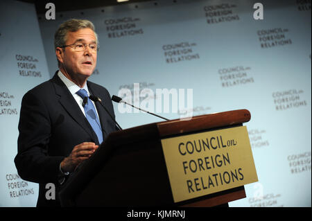 NEW YORK, NY - JANUAR 19: Der republikanische Präsidentschaftshoffnung Jeb Bush spricht am 19. Januar 2016 im Council on Foreign Relations in New York City. Bush hat sich gegen andere republikanische Präsidentschaftskandidaten wie Donald Trump und Sen. Ted Cruz geschlagen. Leute: Jeb Bush Stockfoto