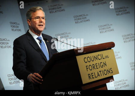 NEW YORK, NY - JANUAR 19: Der republikanische Präsidentschaftshoffnung Jeb Bush spricht am 19. Januar 2016 im Council on Foreign Relations in New York City. Bush hat sich gegen andere republikanische Präsidentschaftskandidaten wie Donald Trump und Sen. Ted Cruz geschlagen. Leute: Jeb Bush Stockfoto