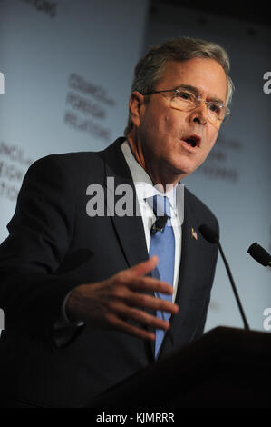 NEW YORK, NY - JANUAR 19: Der republikanische Präsidentschaftshoffnung Jeb Bush spricht am 19. Januar 2016 im Council on Foreign Relations in New York City. Bush hat sich gegen andere republikanische Präsidentschaftskandidaten wie Donald Trump und Sen. Ted Cruz geschlagen. Leute: Jeb Bush Stockfoto