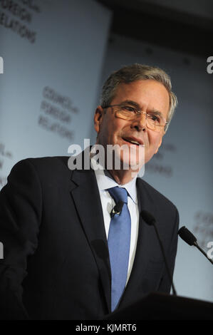 NEW YORK, NY - JANUAR 19: Der republikanische Präsidentschaftshoffnung Jeb Bush spricht am 19. Januar 2016 im Council on Foreign Relations in New York City. Bush hat sich gegen andere republikanische Präsidentschaftskandidaten wie Donald Trump und Sen. Ted Cruz geschlagen. Leute: Jeb Bush Stockfoto