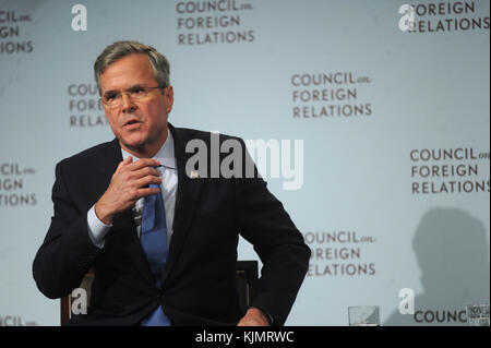 NEW YORK, NY - JANUAR 19: Der republikanische Präsidentschaftshoffnung Jeb Bush spricht am 19. Januar 2016 im Council on Foreign Relations in New York City. Bush hat sich gegen andere republikanische Präsidentschaftskandidaten wie Donald Trump und Sen. Ted Cruz geschlagen. Leute: Jeb Bush Stockfoto