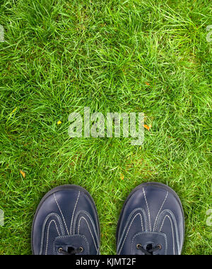 Sport Schuhe auf grünem Gras. Stockfoto
