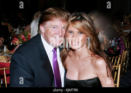 PALM BEACH, FL - 2005: Donald Trump und Melania Knauss im Mar-A-Lago Club 2005 in Palm Beach, Florida. Personen: Donald & Melania Trump Stockfoto