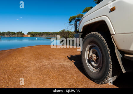 Outback Track überflutet nach starkem Regen in den Tagen zuvor. Stockfoto