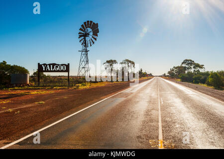 Ortsschild von Yalgoo im Outback von Western Australia. Stockfoto