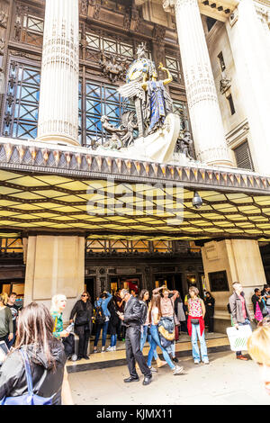 Selfridge & Co London Store, Kaufhaus Selfridges, Oxford Street, London, UK, Selfridges Oxford Street London UK, die Königin der Zeit Skulptur Stockfoto