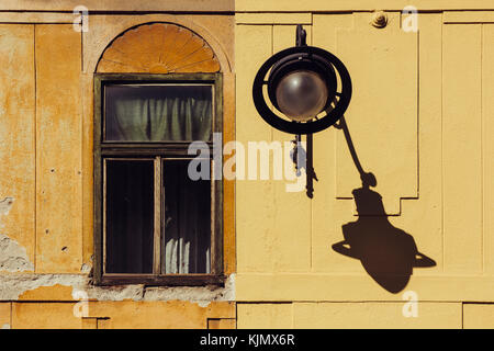 Lampe Schatten auf das gelbe Gebäude durch das Fenster in Sibiu Altstadt berühmt für seine Germanische Architektur. Stockfoto