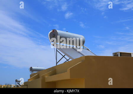 Systeme für Heizung Wasser aus Sonnenlicht (Sonnenkollektoren) auf den Dächern von Hotel in Marsa Alam, Ägypten Stockfoto