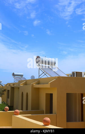 Systeme für Heizung Wasser aus Sonnenlicht (Sonnenkollektoren) auf den Dächern von Hotel in Marsa Alam, Ägypten Stockfoto