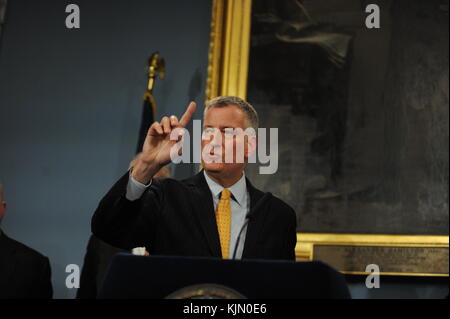 NEW YORK, NY - JANUAR 12: Pressekonferenz über öffentliche Sicherheit mit dem New Yorker Bürgermeister Bill de Blasio, dem Chefverwaltungsrichter Lawrence Marks und anderen Strafverfolgungsbeamten, Anwälten und gewählten Amtsträgern, Beamten der Stadt, in dem Bestreben, Waffengewalt zu unterbinden, Am Dienstag enthüllte er Pläne, mehr als 200 Detectives einzusetzen, Millionen von Dollar für DNA-Experten auszugeben und spezielle Gerichte für Schusswaffenfälle einzurichten. Die neue Kriminalinitiative, genannt ÒProject Fast Track, Ó, wird eine neue NYPD-Abteilung zur Unterdrückung von Waffengewalt umfassen, mit dem Befehl, die Anstrengungen gegen bewaffnete Banden und Waffen tr Stockfoto