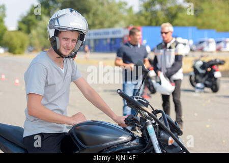 Motorrad Praxis in einer schnellen Kurve lehnte sich auf Anschluss Stockfoto