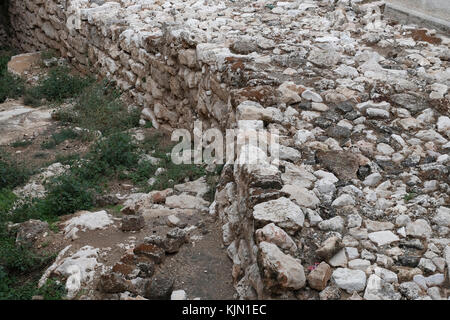 Ruinen der Broad Wall eine alte Verteidigungsmauer datiert auf die Herrschaft von König Hiskia (Ende des achten Jahrhunderts v. Chr.) im jüdischen Viertel East Old City of Jerusalem Israel Stockfoto