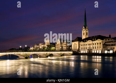 Blick auf das historische Stadtzentrum von Zürich mit berühmten fraumunster Church und limmat am Zürichsee, in der Dämmerung, Kanton Zürich, Schweiz. Stockfoto