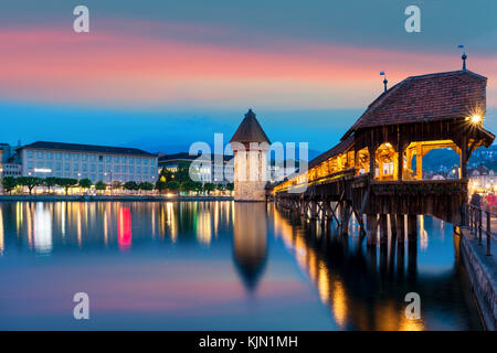 Luzern. Bild von Luzern, Schweiz während der Dämmerung blaue Stunde. Stockfoto