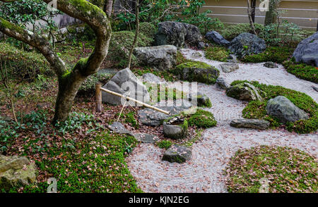 Kleine japanische Zen Garten Meditation mit Steinen nach alten Schrein in Kyoto, Japan. Stockfoto