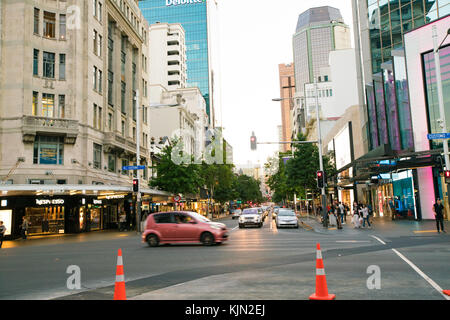 Auckland, Neuseeland - April, 2016: Einkaufszentren und Wolkenkratzer im Zentrum der Stadt Auckland Stockfoto