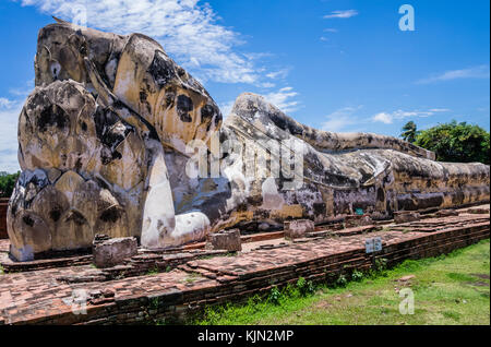 Beeindruckenden Buddha-Statue im Wat lokaya sutha Tempel, Ayutthaya, Thailand Stockfoto