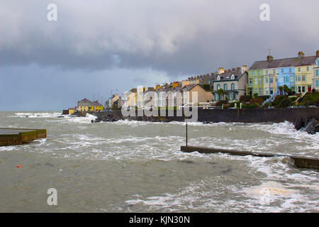 Ein heftiger Sturm in der Irischen See zerschlägt die Küsten Eingang des langes Loch Hafen in die Stadt Bangor im County Down in Nordirland Stockfoto