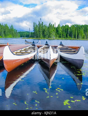 Kanus wider auf einem türkisfarbenen See, Quebec, Kanada Stockfoto