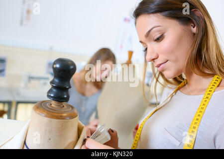 Nahaufnahme der Schneiderin in der Ausbildung Klasse Stockfoto