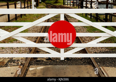 Stop-Schild am Bahnübergang ohne Schranken Stockfotografie - Alamy