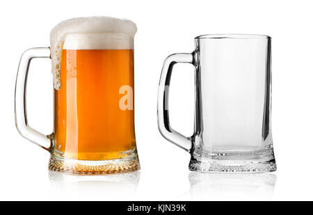 Zwei Becher Bier mit Kappe von Schaum und leer auf weißem Hintergrund Stockfoto