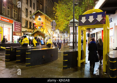 Sicherheitsbarrieren Terrorismus auf der Frankfurter Weihnachtsmarkt 2017 in Birmingham, Großbritannien zu verhindern Stockfoto