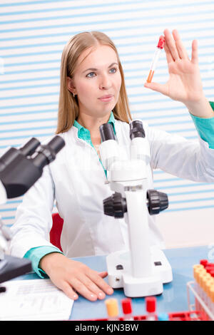Krankenschwester im Krankenhaus Labor Stockfoto