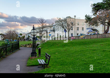 Babbacombe Küste in Torquay. Teil von einem kleinen Teil der öffentlichen Park Platz an der Spitze der Klippen auf das Meer schauen. November 2017. Stockfoto