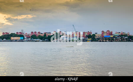 Stadtbild und Howrah Station als von mallick Ghat gesehen auf der anderen Seite des Fluss Hooghly. Stockfoto