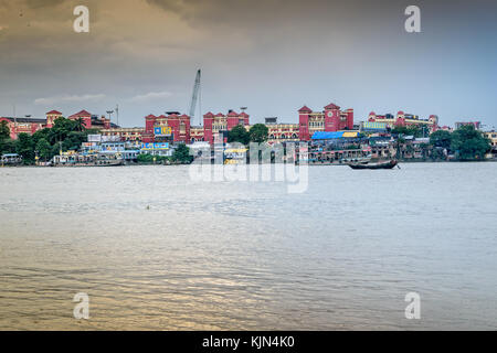 Stadtbild und Howrah Station als von mallick Ghat gesehen auf der anderen Seite des Fluss Hooghly. Stockfoto