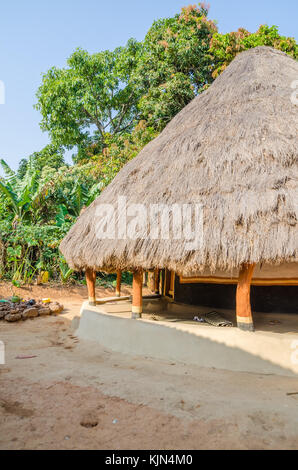 Schönen und bunten traditionellen strohgedeckten runden Lehm und Ton Hütte in ländlichen Dorf in Guinea Bissau, West Afrika Stockfoto