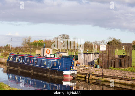 Schmalboot mit Bitte Slow Down Zeichen auf dem Trent und Mersey Kanal in Elworth Sandbach Cheshire UK Stockfoto