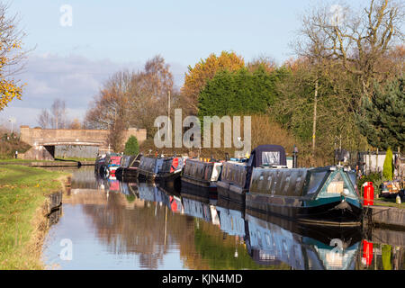 Schmale Boote auf dem Trent und Mersey Kanal in Elworth bei Sandbach Cheshire UK Stockfoto