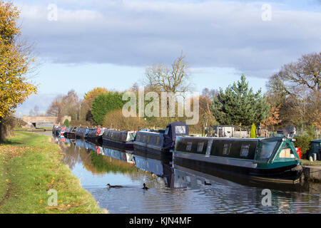 Schmale Boote auf dem Trent und Mersey Kanal in Elworth bei Sandbach Cheshire UK Stockfoto