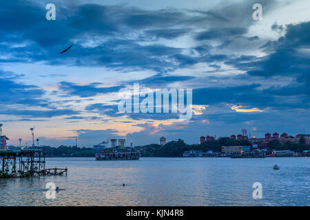 Eine Ansicht von mullick Ghat eines alten, verlassenen Pier auf der Fluss Hooghly bei Sonnenuntergang mit Blick auf den berühmten vidyasagar Brücke an der Kulisse. Stockfoto