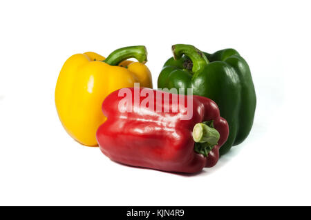 Drei frische leckere Paprika auf isolierten sauberen, weißen Hintergrund, Vorderansicht, tropische Früchte in Vietnam, Asien Stockfoto
