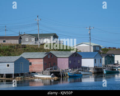 Gebäude entlang des Hafens, Parsons Teich, Highway 430, der Viking Trail, Gros Morne National Park, Neufundland, Kanada. Stockfoto