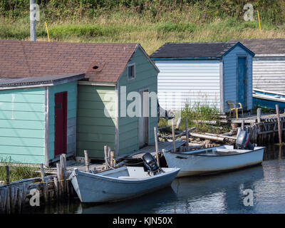 Gebäude entlang des Hafens, Parsons Teich, Highway 430, der Viking Trail, Gros Morne National Park, Neufundland, Kanada. Stockfoto