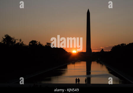 Washington Monument in der Dämmerung, Dämmerung, Sonnenaufgang, Sonnenuntergang, Dämmerung - Reflexion und des Friedens Stockfoto